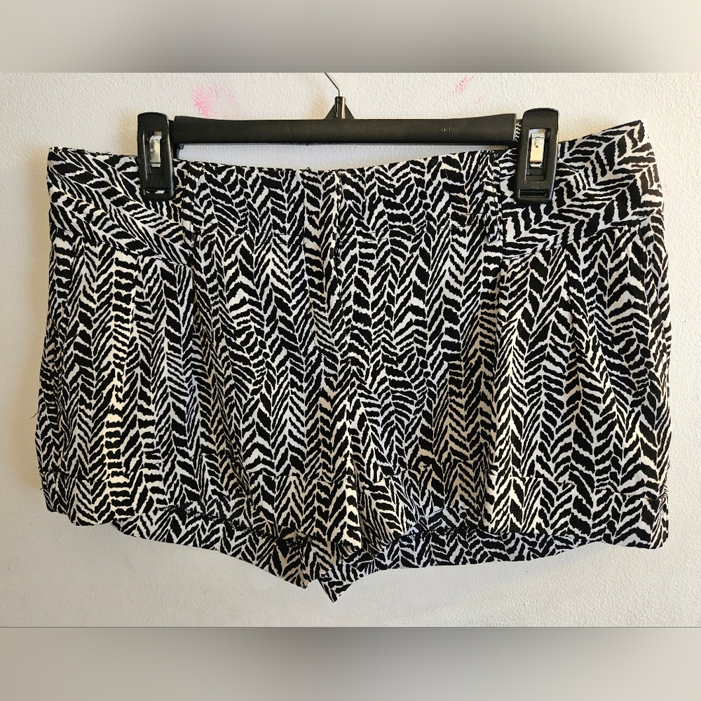 Black and White Patterned Women Shorts